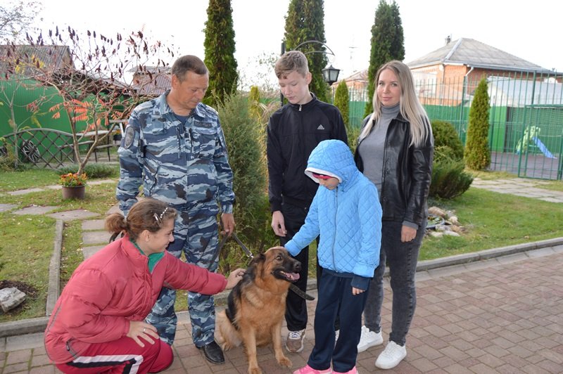 На Кубани правоохранители и общественники знакомят детей с кинологической службой полиции