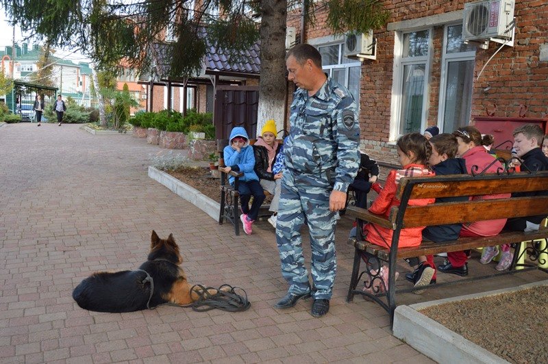 На Кубани правоохранители и общественники знакомят детей с кинологической службой полиции