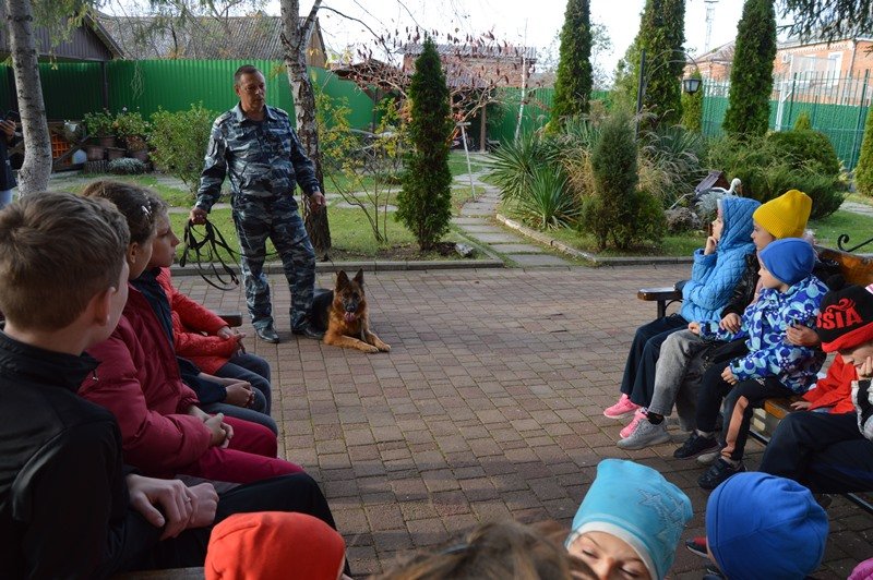 На Кубани правоохранители и общественники знакомят детей с кинологической службой полиции