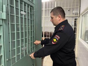 В Апшеронском районе полицейские задержали подозреваемого в совершении серии преступлений